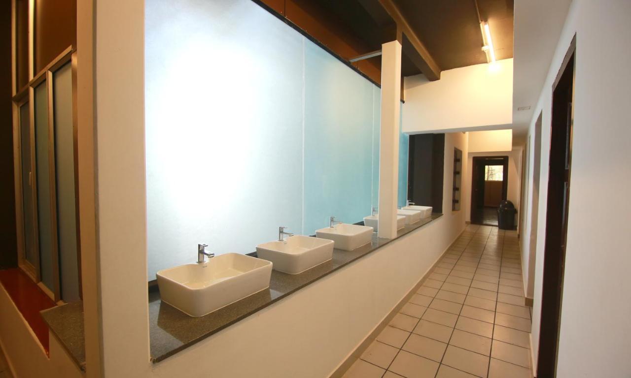 The Metro Pod - Backpackers A/C Dormitory Коччи Экстерьер фото