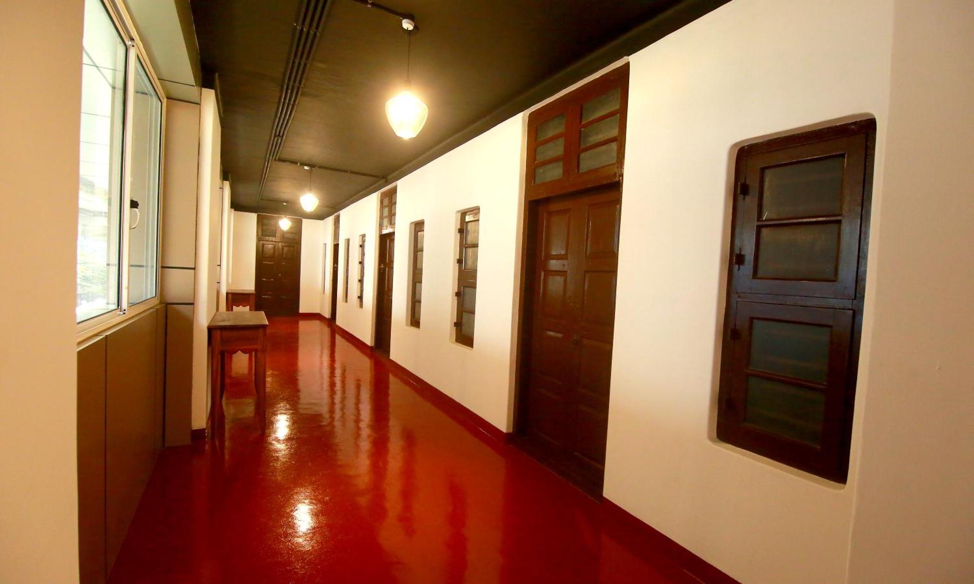 The Metro Pod - Backpackers A/C Dormitory Коччи Экстерьер фото