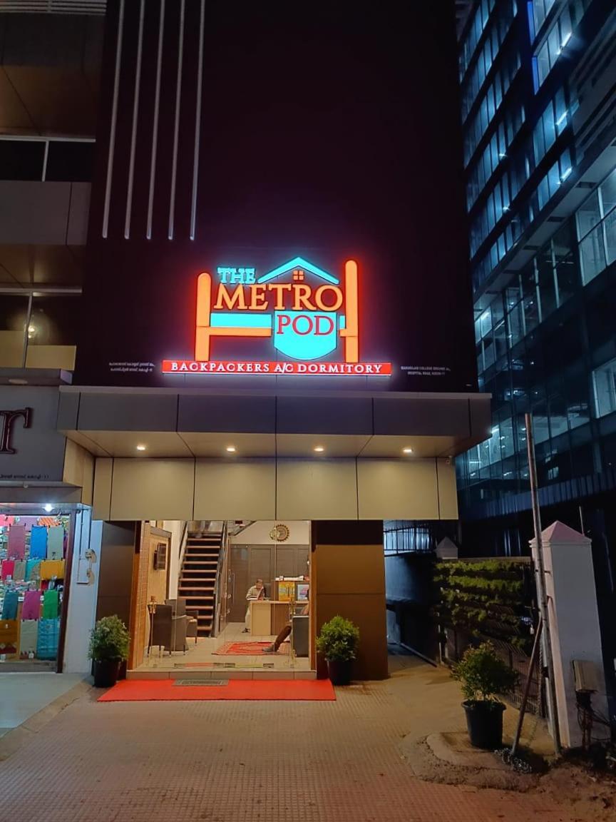 The Metro Pod - Backpackers A/C Dormitory Коччи Экстерьер фото