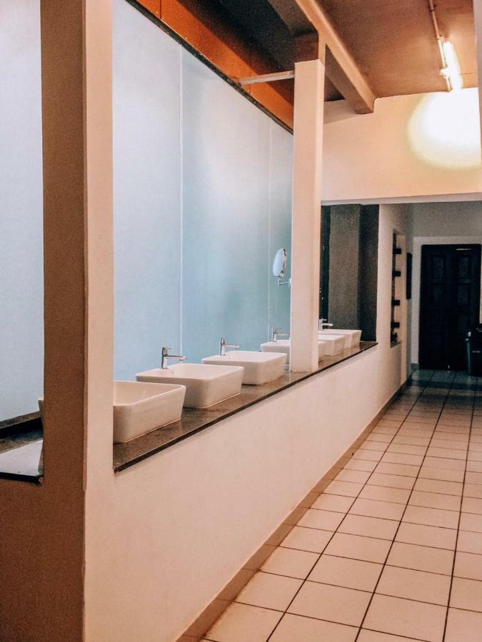 The Metro Pod - Backpackers A/C Dormitory Коччи Экстерьер фото